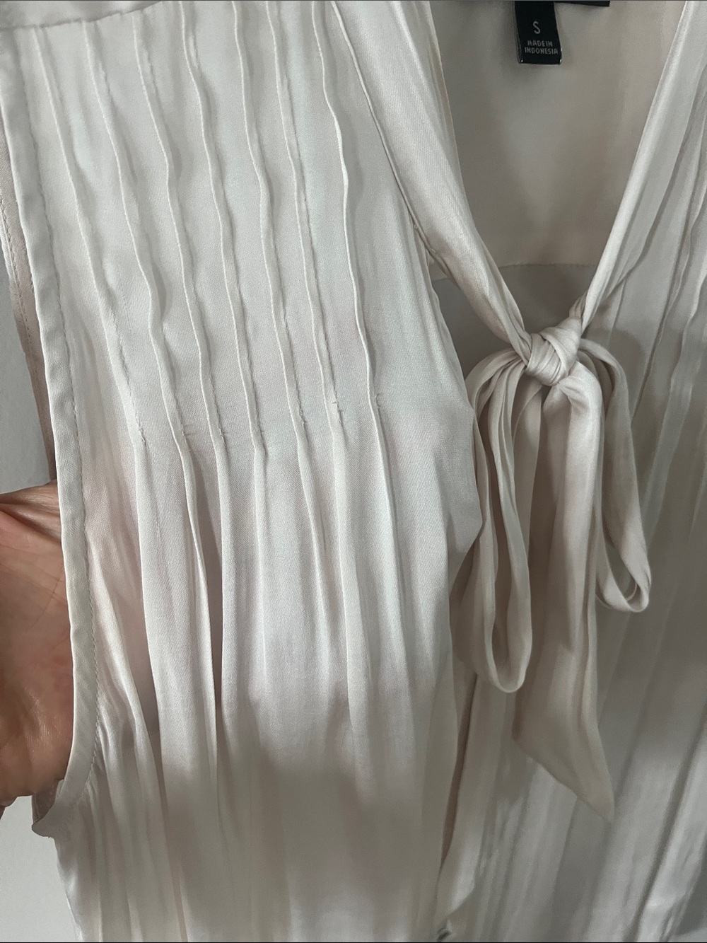 Banana Republic Cream Sleeveless Bow-Tie Pleated Blouse - Picture 3 of 5